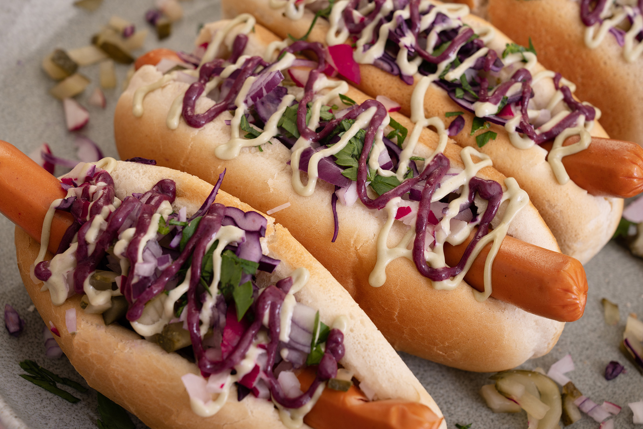 Vegane Hot Dogs mit herzhaften Toppings
